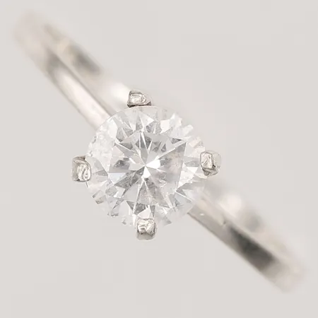 Ring med vit sten, stl: 17, silver  Vikt: 1,8 g