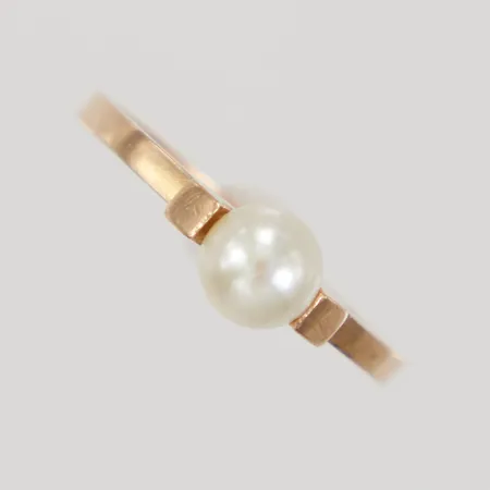 Ring med odlad pärla, stl 18, bredd 1,7-2,3mm, pärlans Ø5,7mm, Alton, 18K,  Vikt: 2,3 g