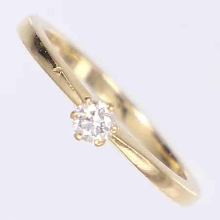 Ring med diamant 1x0,10ct enl. gravyr, stl 15¾, bredd 1,5-3,5mm, GHA, 18K Vikt: 2,2 g