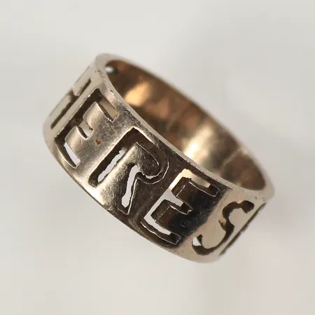 Ring vitguld med namn, stl 18½ bredd 8 mm, 18K   Vikt: 8,8 g