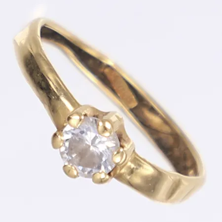 Ring med vit sten, defekt, 18K Bruttovikt: 0,9g Vikt: 0,9 g