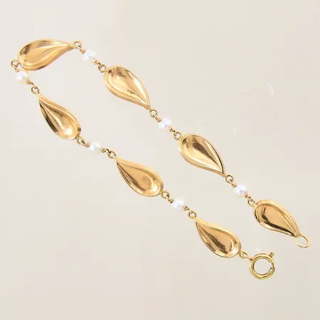 Armband med odlade pärlor Ø3,6-3,7mm, längd 18,5mm, bredd 3,6-7,5mm, 18K Vikt: 3 g