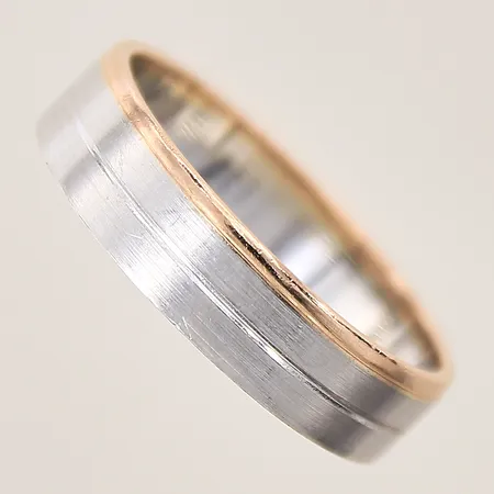 Ring, stl 22½, bredd 6mm, tvåfärgad, något skev, 14K Vikt: 7,4 g