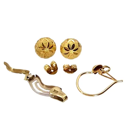 Diverse smycken, 8K guld - 0,4g, 18K guld - 1,2g, defekter