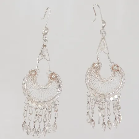 Ett par örhängen, längd 80,4mm, bredd 5,1-7,8-25,5mm, 830/1000 silver Vikt: 8,7 g