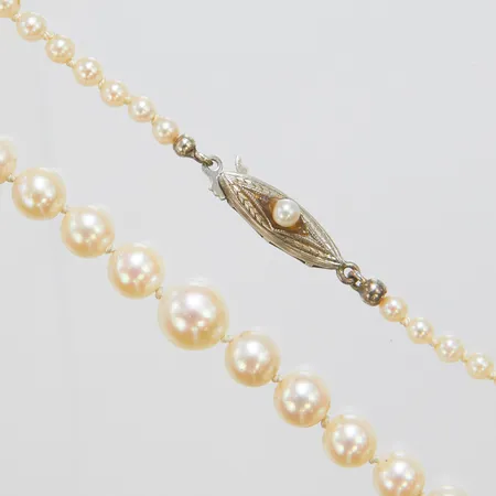 Pärlcollier med odlade saltvattenpärlor, doserat Ø3-7,7mm, längd. 53cm, lås i silver 835/1000 med odlad pärla, bruttovikt 14,7g Vikt: 14,7 g