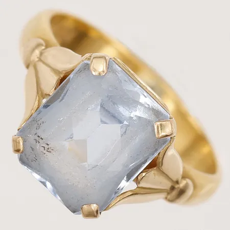Ring med syntetisk spinell, stl: 17¾, bredd: 3 - 11 mm, Sigfr Löwengren, Avesta år 1942, gravyr, 23K guld. Vikt: 5,9 g