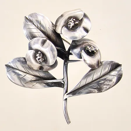 Brosch med blomdekor, 58x58mm, design: Gertrud Engel, silver 830/1000 Vikt: 13 g