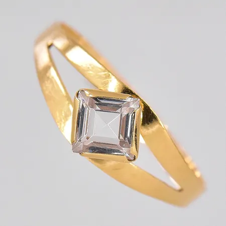 Ring med vit sten, stl 18, BEH Bengt Hallberg Guldsmeds AB, 18K Vikt: 1,4 g