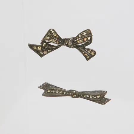Två broscher, markasiter, längd ca 35-40mm, bredd 7,5-17,5mm 835/1000 silver Vikt: 6,8 g