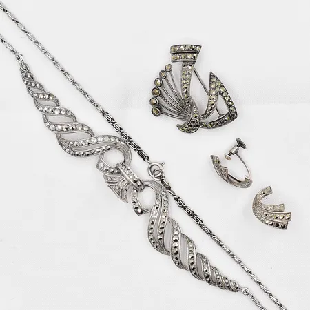 Set med collier Irrgång, 43cm, brosch 32,5x32,5mm, ett par örhängen 12x16,5mm, skruvmodell, markasiter, silver 835/1000 Vikt: 27,7 g