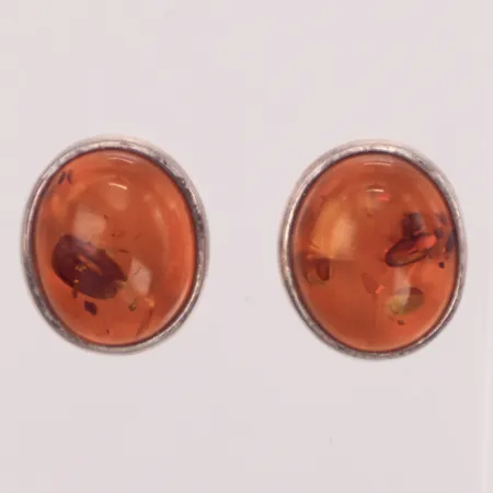 Ett par örhängen med bärnsten, längd 13mm, 925/1000 silver Vikt: 2,3 g