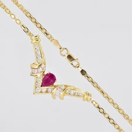 Collier X-länk, diamanter ca 0,30ctv samt baguetteslipade diamanter, röd sten, 42cm, bredd 2mm, 14K Vikt: 6,9 g