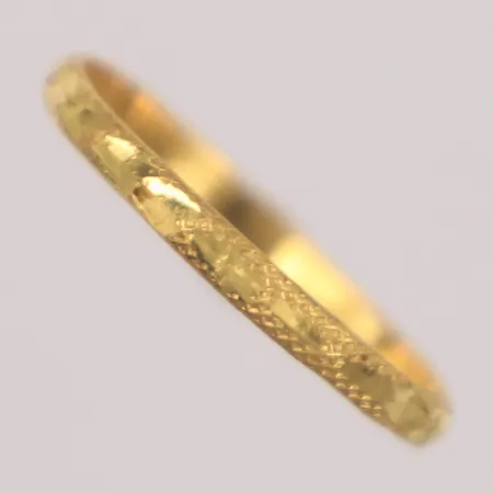 Ring med mönster, stl 16, bredd 1,9mm, skev, 23K  Vikt: 0,5 g