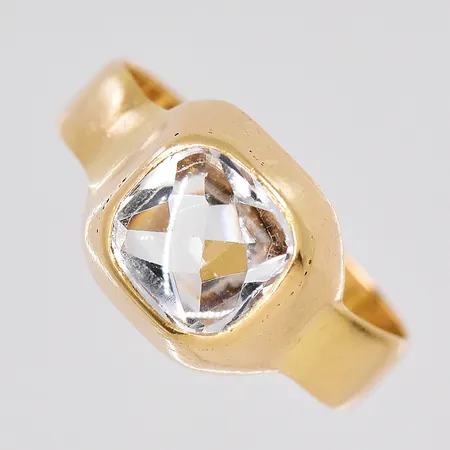 Ring, stl 16¾, vit sten, bredd 9,8mm, 18K Vikt: 3,2 g