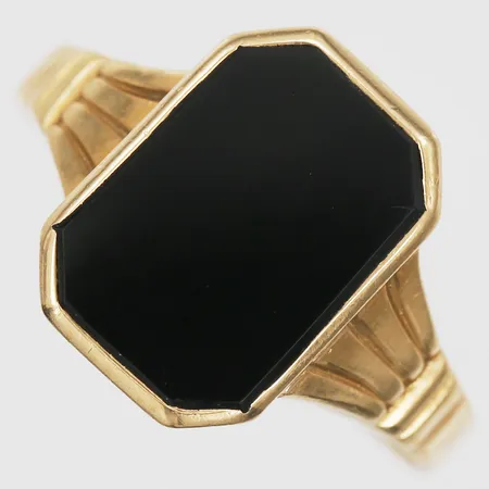 Klackring med onyx, otydliga stämplar, bucklig skena, 18K Vikt: 2,6 g