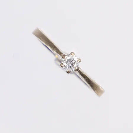 Ring med diamant 1x0,15ct enl. gravyr, stl 16, bredd 2-4mm, vitguld 18K Vikt: 2,4 g
