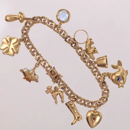 Armband bismarck med elva integrerade hängen, längd 19cm, bredd 6mm, pärlor, stenar, en sten saknas, 18K bruttovikt: 32g Vikt: 31 g