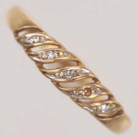 Ring med små diamanter, defekt saknar sten, skev, 18K  Vikt: 1,6 g