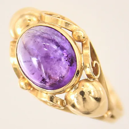 Ring med cabochonslipad ametist, stl 19, bredd 2-12mm, smärre nagg, 18K  Vikt: 3 g