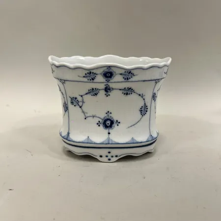 Vas, musselmalet, Royal Copenhagen, nummer 1/264 4, ca 8,5x12cm, höjd ca 10cm, porslin  Skickas med postpaket.