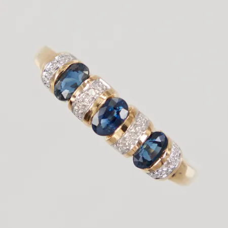 Ring, stl 19, bredd 1,9-5,1mm, diamanter ca 6x0,01ct, troligen safirer, GHA, 18K,  Vikt: 4,7 g