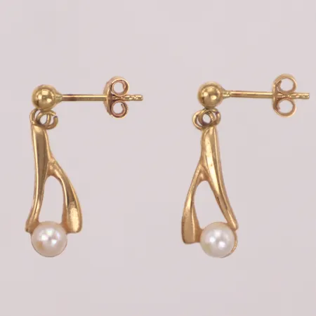 Ett par örhängen med odlade pärlor, längd 21mm, 18K Vikt: 2 g