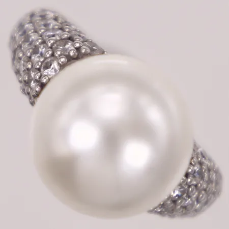 Ring med plastpärla och vita stenar, GHA, bredd 14mm, stl 17, 925/1000 silver Vikt: 11,6 g