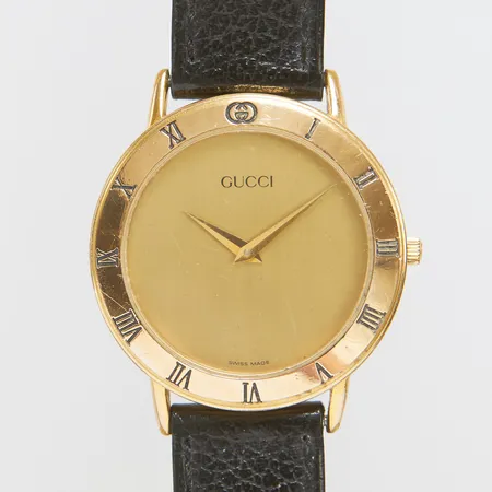 Herrur Gucci, stål, quartz, 33,1mm, ref: 3000.2.M, snr: 0345553, boettnr: 39980, Cal. 901.001, läderband samt bygelspänne ej original, etui, inga övriga tillbehör.