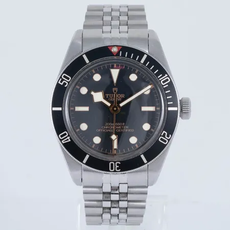 Herrur Tudor Black Bay i stål. Ref. 79030N No Q303578. Automat. Boett Ø 39 mm.  Safirglas. Stålband med viklås; innermått stängd 17,5 cm. Extralänkar om c:a 3 cm medföljer. Ett extra stålband om c:a 15,5 cm medföljer (inget viklås). Certifikat från 2020-10-08. Box, ytterkartong, manualer, tag. Smårepor efter normalt bruk.