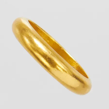 Ring, slät, Ø17½, bredd: 4,1mm, personlig gravyr, svenska stämplar, 23K Vikt: 7,9 g