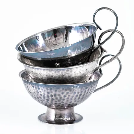 3 punschkoppar i silver (830/1000), höjd ca 3 cm, gravyr, repor. Vikt: 95,9g. 