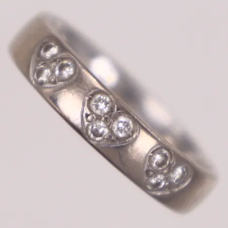 Ring med briljantslipade diamanter 0,18ctv, Schalin, stl 16, gravyr, vitguld 18K Vikt: 3,9 g