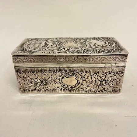 Skrin med lock, rik blomdekor med kärlekspar, längd 12,5cm, bredd 6,5cm, I.S.G, Birmingham, 830/1000 silver Vikt: 215,8 g