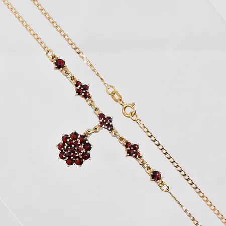 Collier Pansar, 48cm, 18K, hänge med granater, bredd 6cm, förgyllt silver 830/1000, bruttovikt 7,1g Vikt: 7,1 g