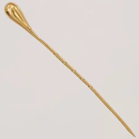 Hattnål, längd: 64 mm, bredd: 1 - 6 mm, 18K guld. Vikt: 1,5 g
