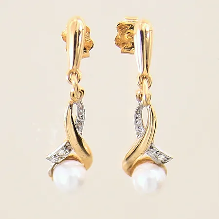 Ett par örhängen med diamanter 2 x ca 0,005ct samt odlade pärlor Ø4,3mm, 24x5,3mm, tvåfärgade, 18K Vikt: 1,4 g