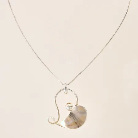 Kedja längd 42,5cm, med hänge 39x33mm, gravyr, silver 925/1000 Vikt: 9 g