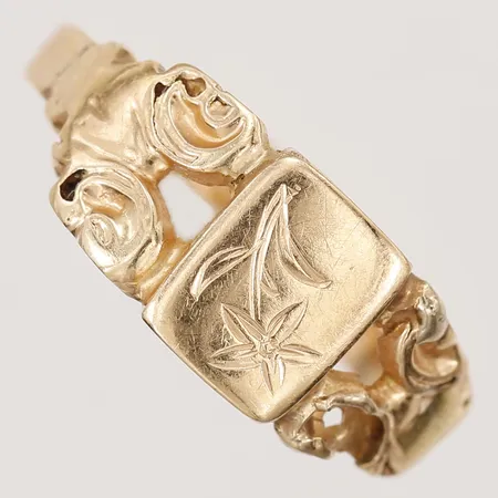 Klackring med snidad dekor, stl: 19½, bredd: 2 - 9 mm, 18K guld. Vikt: 1,8 g