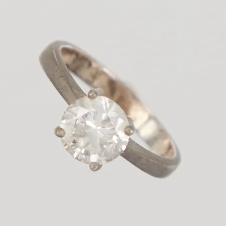 Ring med vit sten, stl 17, bred 3,1-7,9mm, 925/1000 silver  Vikt: 4,1 g
