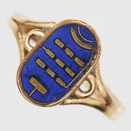 Klackring med blå dekor, stl: 20¾, bredd: 3 - 15, tecken på förstoring, platta med emalj ej guld, 18K guld. Vikt: 4,5 g