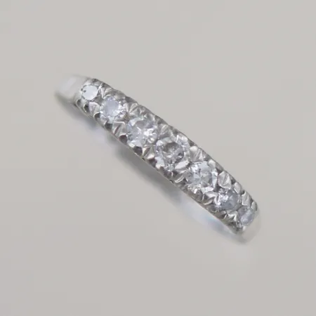 Alliansring med 7 diamanter totalt 0,39ct, Ø 18 mm B 2-3,4 mm, 18k Vikt: 2,4 g