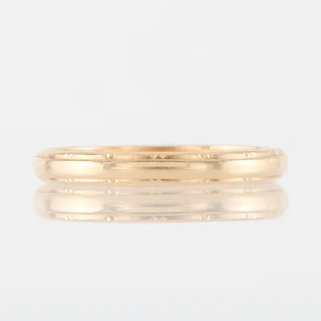 Ring med gravyr, storlek 20 ¼ mm, bredd 3 mm, 18k. Vikt: 3,2 g