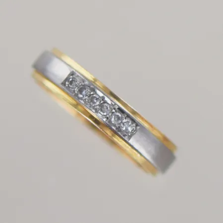 Alliansring med 6 diamanter 0,06ct totalt Ø 17,5 mm B 4 mm, 18k Vikt: 4,5 g