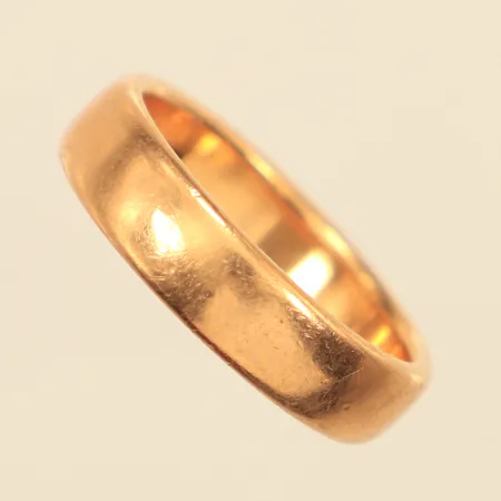 Ring, slät, stl 17¼, bredd ca 5mm, gravyr, 18K Vikt: 6,4 g