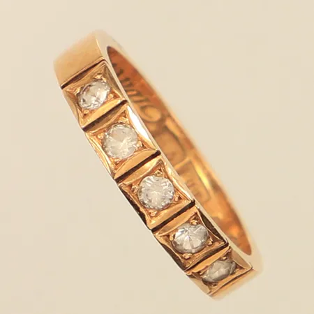Ring med vita stenar, stl 16¼, bredd 3,4mm, gravyr, 18K  Vikt: 3,5 g
