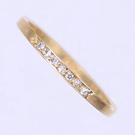 Ring med vita stenar, stl 17, bredd 1,5mm, gravyr, 18K Vikt: 1,3 g