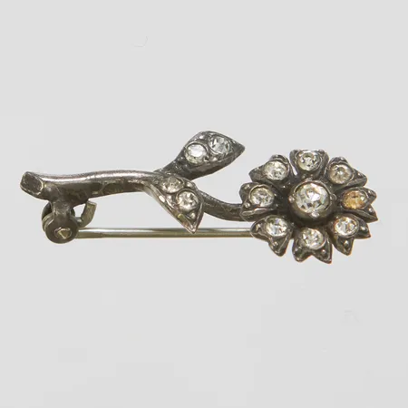Brosch, vita stenar, längd ca 31mm, bredd 1,5-11,5mm, 830/1000 silver Vikt: 2,5 g