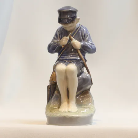 Figurin Royal  porslin, täljande pojke, höjd 19 cm, design: Christian Thomsen, Danmark modell 905