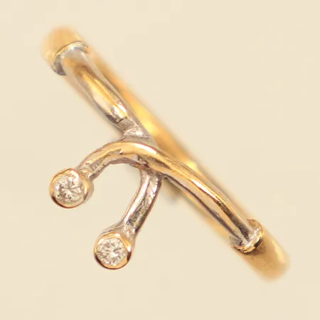 Ring med diamanter ca 2x 0,02ct, stl 16¾, bredd ca 8mm, tvåtonad, Egypten, 18K Vikt: 3,5 g